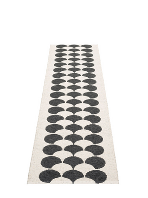 Pappelina BIO EDITION Poppy Black/Vanilla Rug - Cloudberry Living